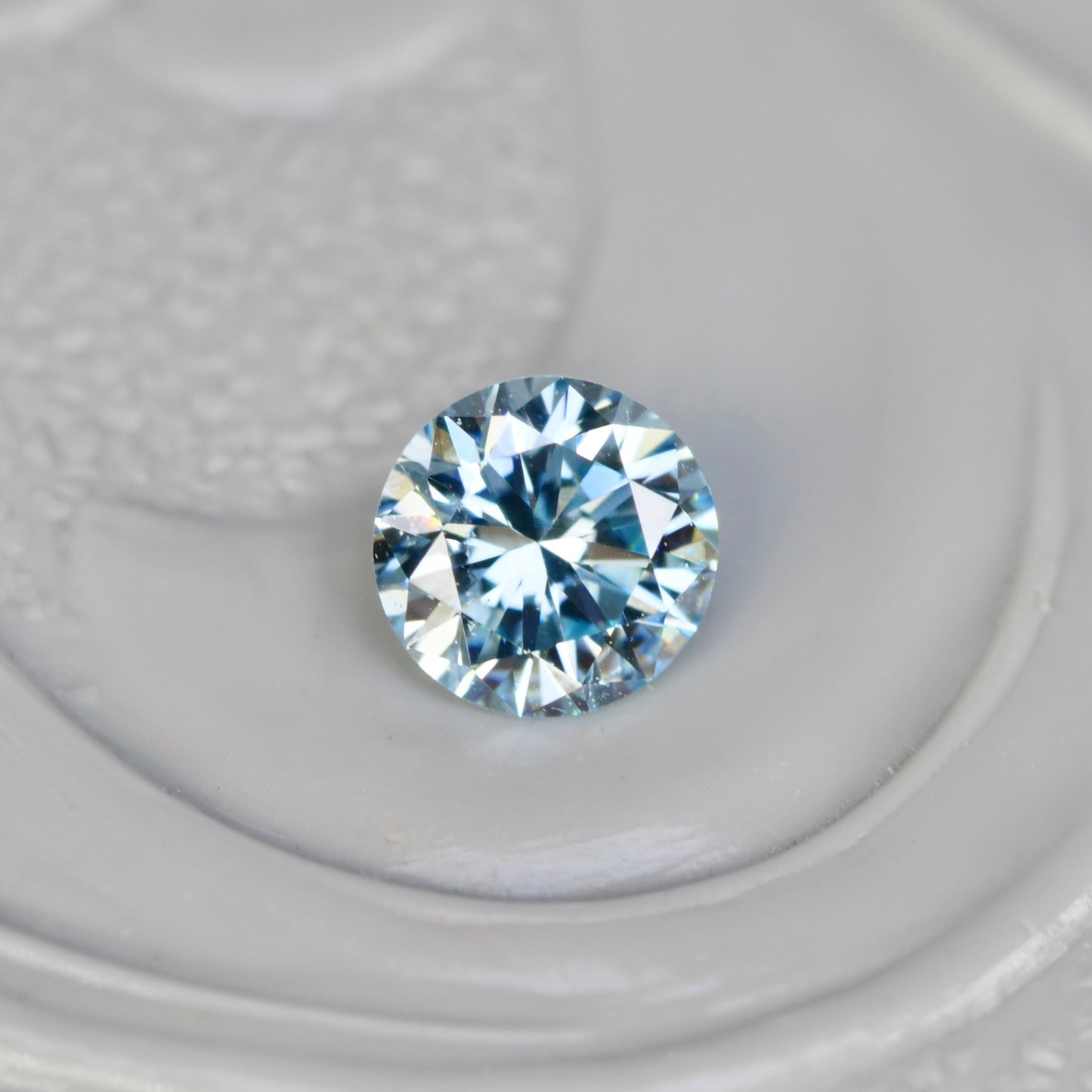 アイスブルーダイヤモンド 0.16ct ラウンドブリリアントカット 3.5mm×3.5mm×2.1mm【MJ2931】