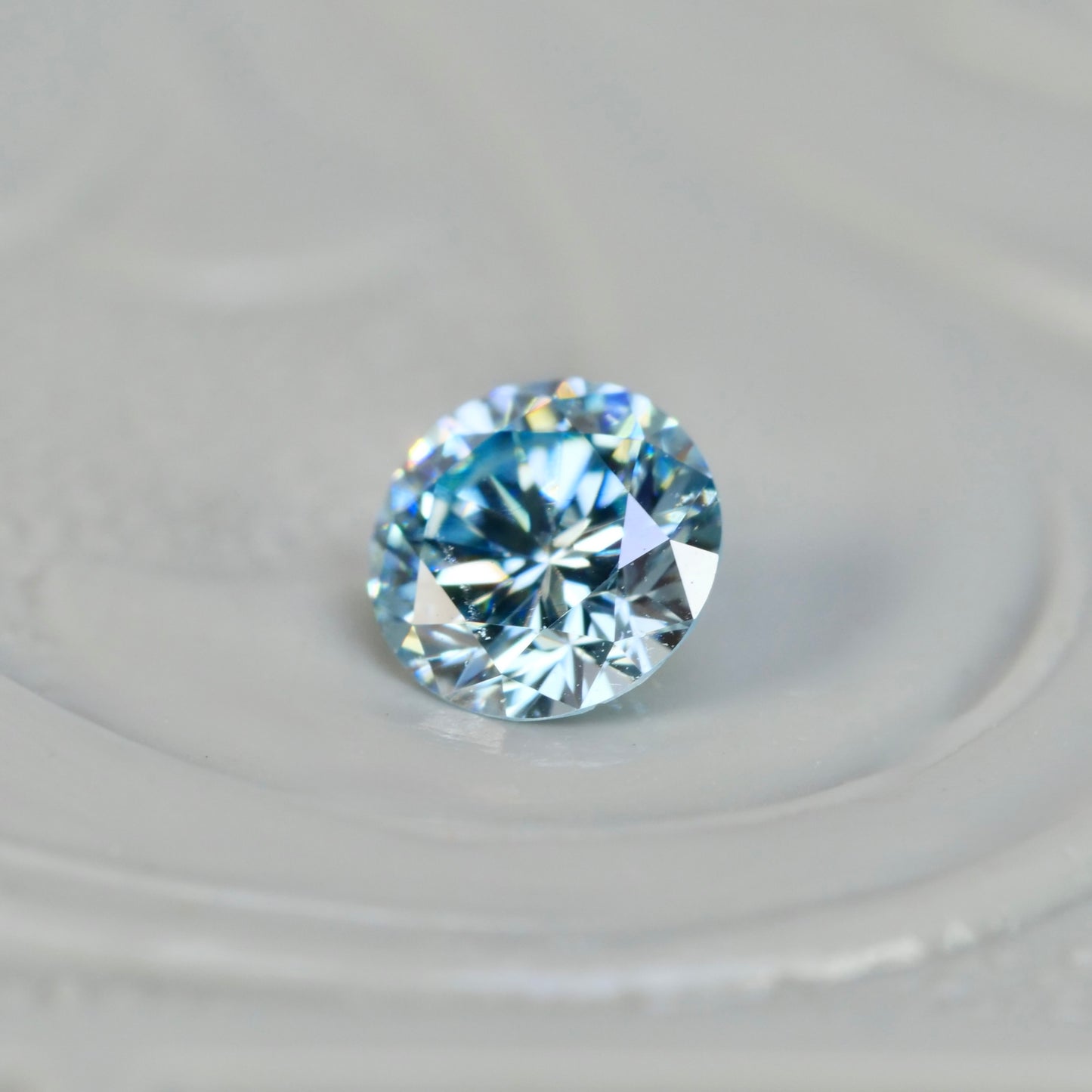 アイスブルーダイヤモンド 0.16ct ラウンドブリリアントカット 3.5mm×3.5mm×2.1mm【MJ2931】
