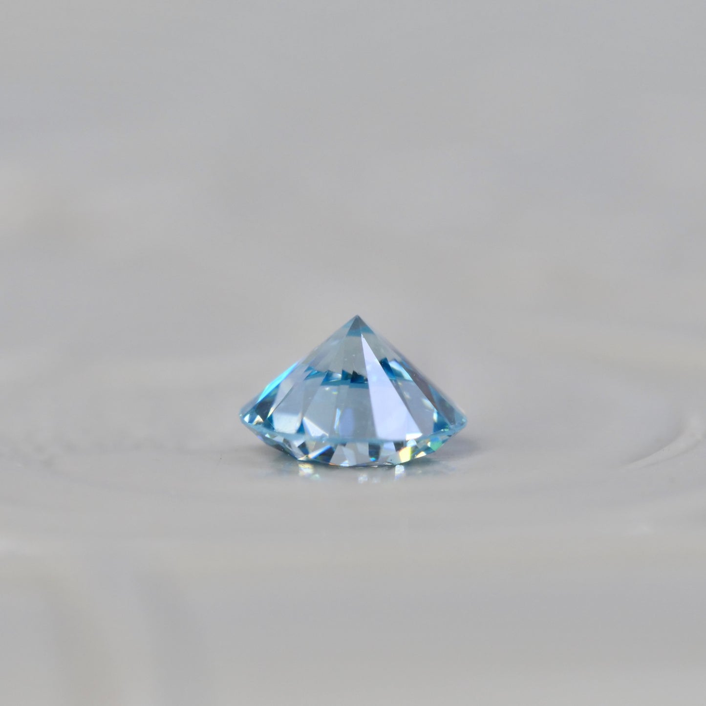 アイスブルーダイヤモンド 0.16ct ラウンドブリリアントカット 3.5mm×3.5mm×2.1mm【MJ2931】
