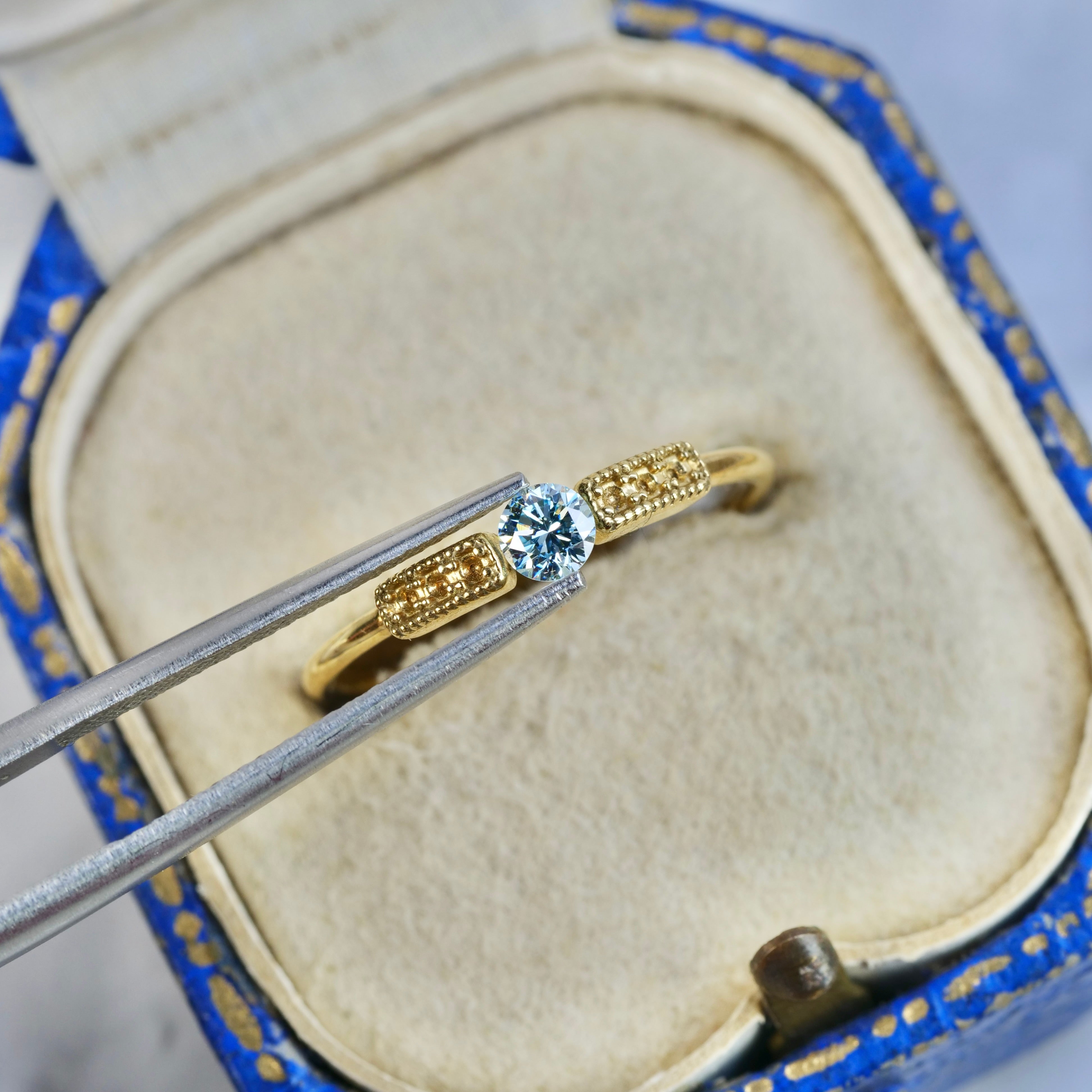 アイスブルーダイヤモンド 0.16ct ラウンドブリリアントカット