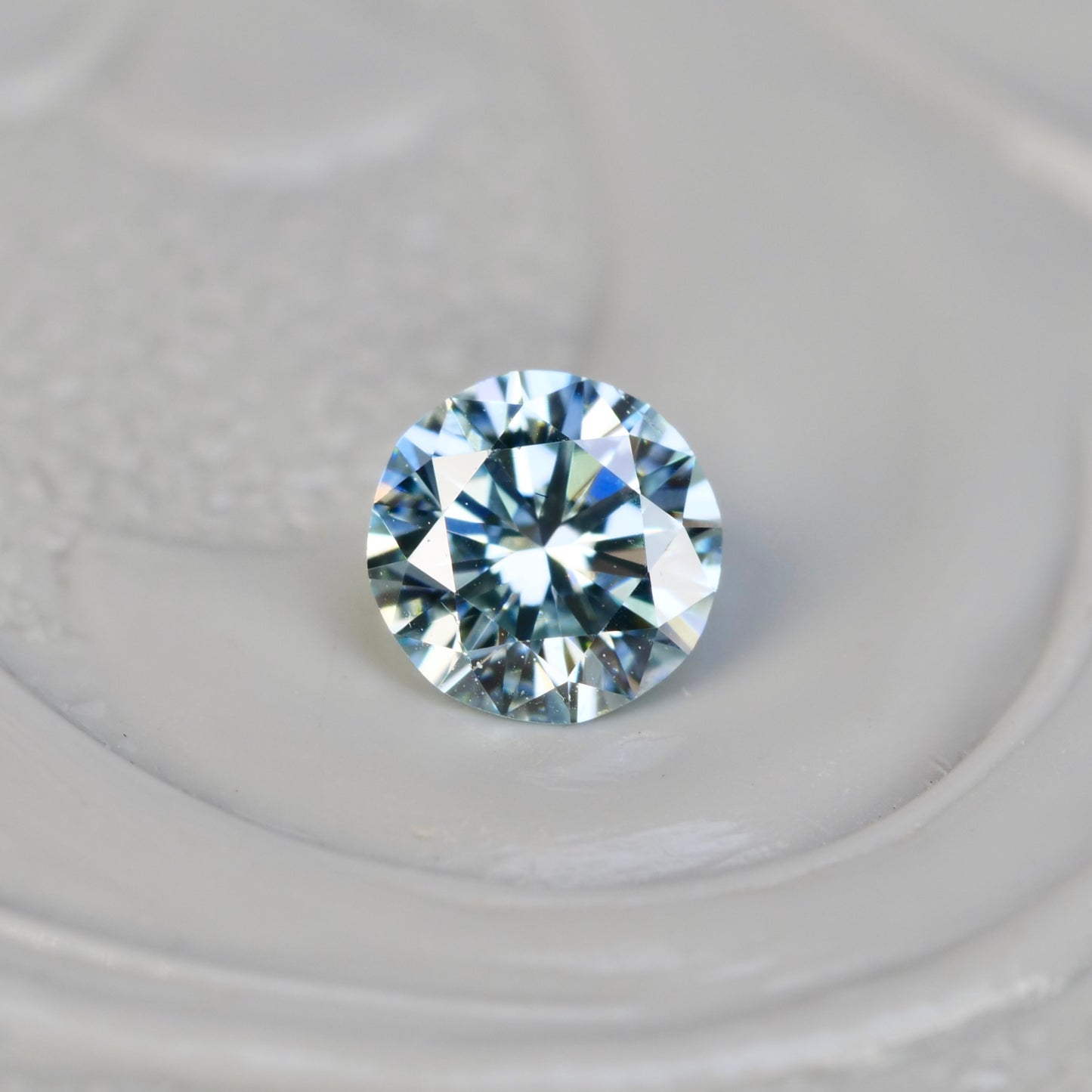 アイスブルーダイヤモンド 0.14ct ラウンドブリリアントカット 3.4mm×3.4mm×2.0mm【MJ2930】