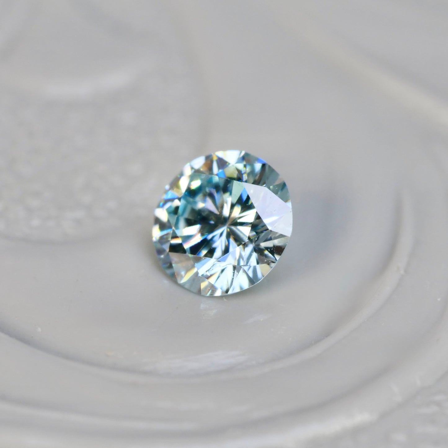 アイスブルーダイヤモンド 0.14ct ラウンドブリリアントカット 3.4mm×3.4mm×2.0mm【MJ2930】