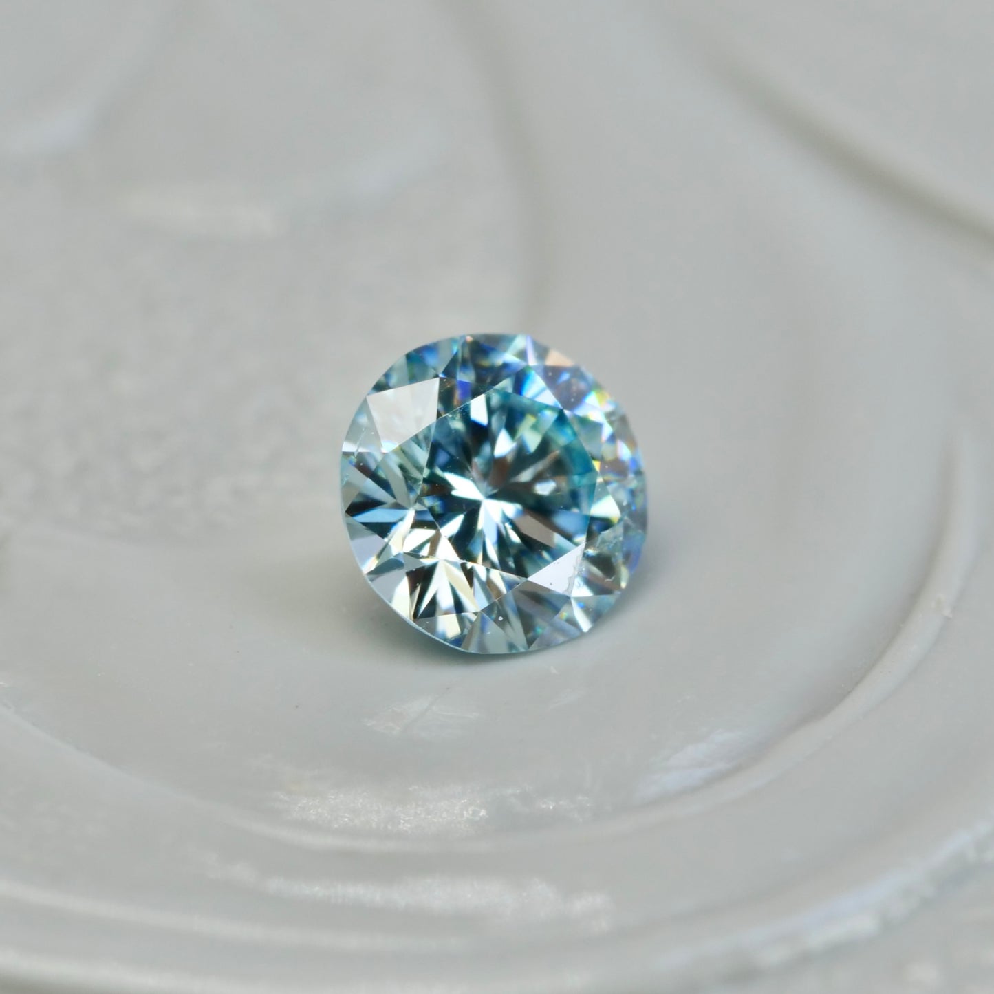 アイスブルーダイヤモンド 0.14ct ラウンドブリリアントカット 3.4mm×3.4mm×2.0mm【MJ2930】