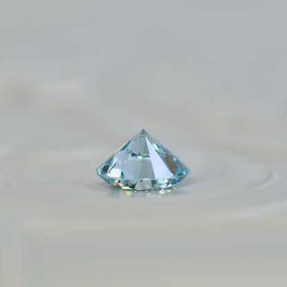 アイスブルーダイヤモンド 0.14ct ラウンドブリリアントカット 3.4mm×3.4mm×2.0mm【MJ2930】