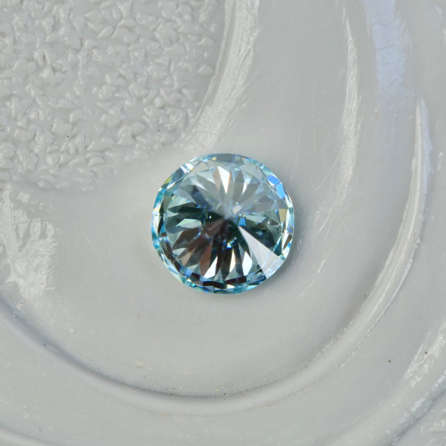 アイスブルーダイヤモンド 0.14ct ラウンドブリリアントカット 3.4mm×3.4mm×2.0mm【MJ2930】