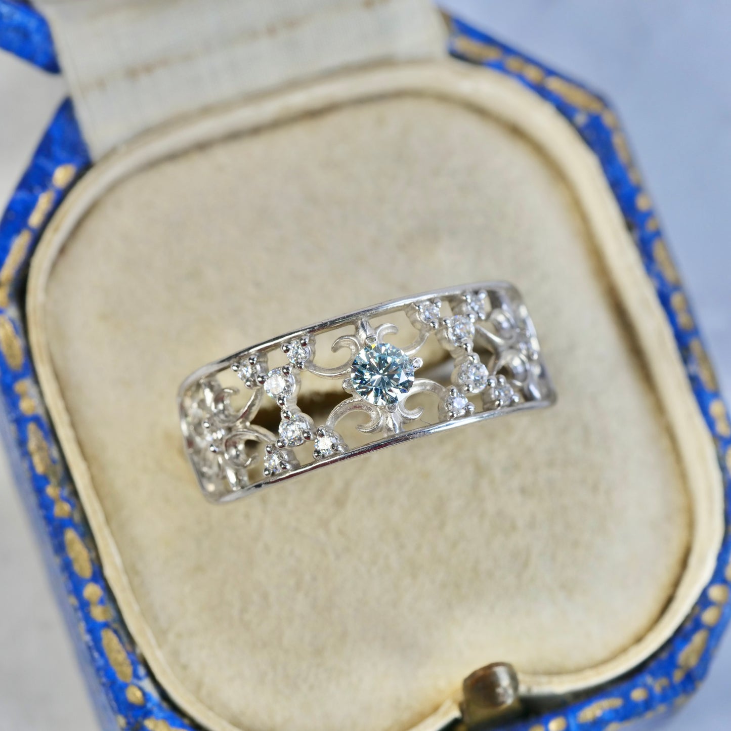 アイスブルーダイヤモンド 0.14ct ラウンドブリリアントカット 3.4mm×3.4mm×2.0mm【MJ2930】