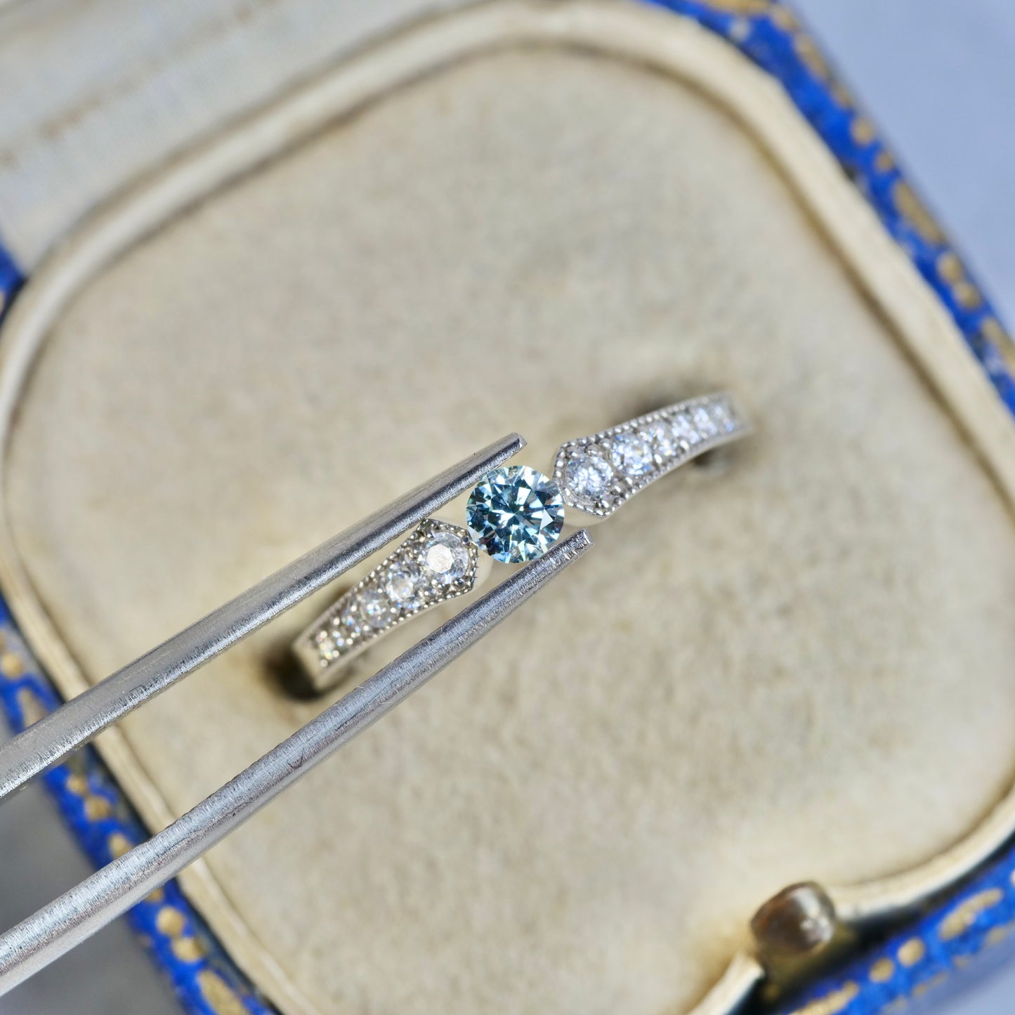 アイスブルーダイヤモンド 0.14ct ラウンドブリリアントカット 3.4mm×3.4mm×2.0mm【MJ2930】