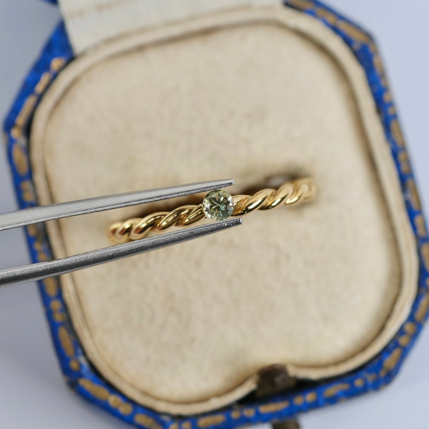 モンタナサファイア 0.17ct ラウンドカット 3.0mm×3.0mm×2.2mm【MJ2960】