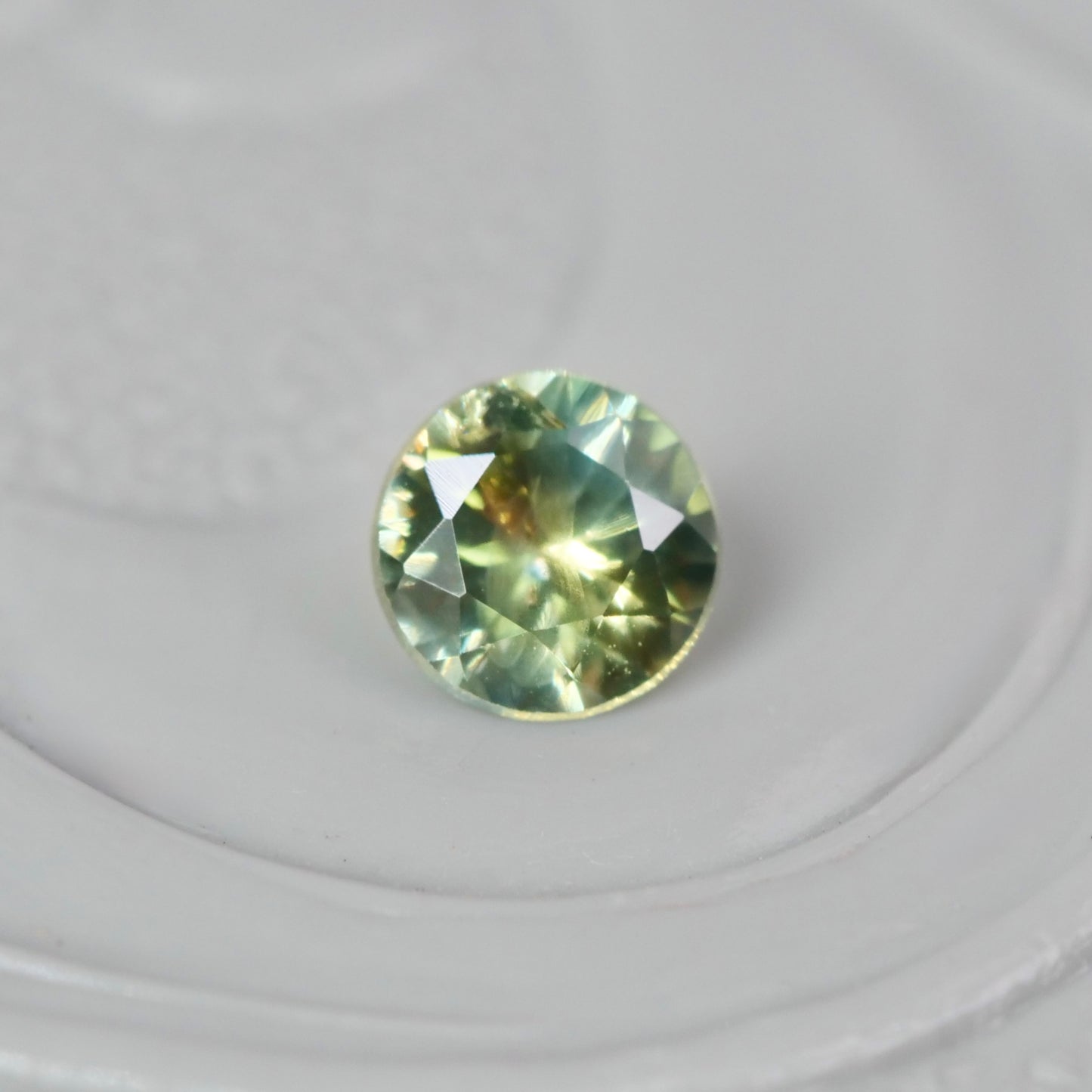 モンタナサファイア 0.15ct ラウンドカット 3.2mm×3.2mm×1.9mm【MJ2959】