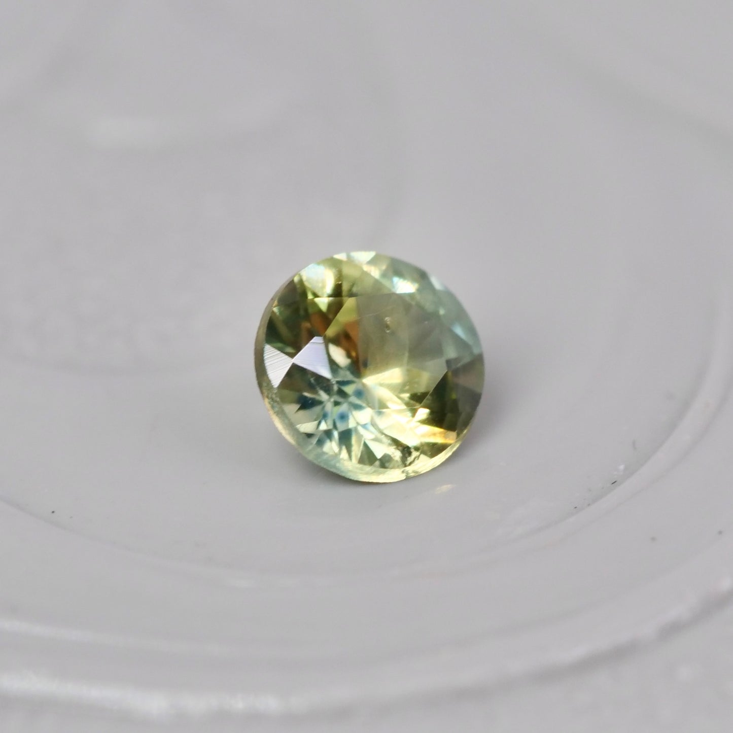 モンタナサファイア 0.15ct ラウンドカット 3.2mm×3.2mm×1.9mm【MJ2959】