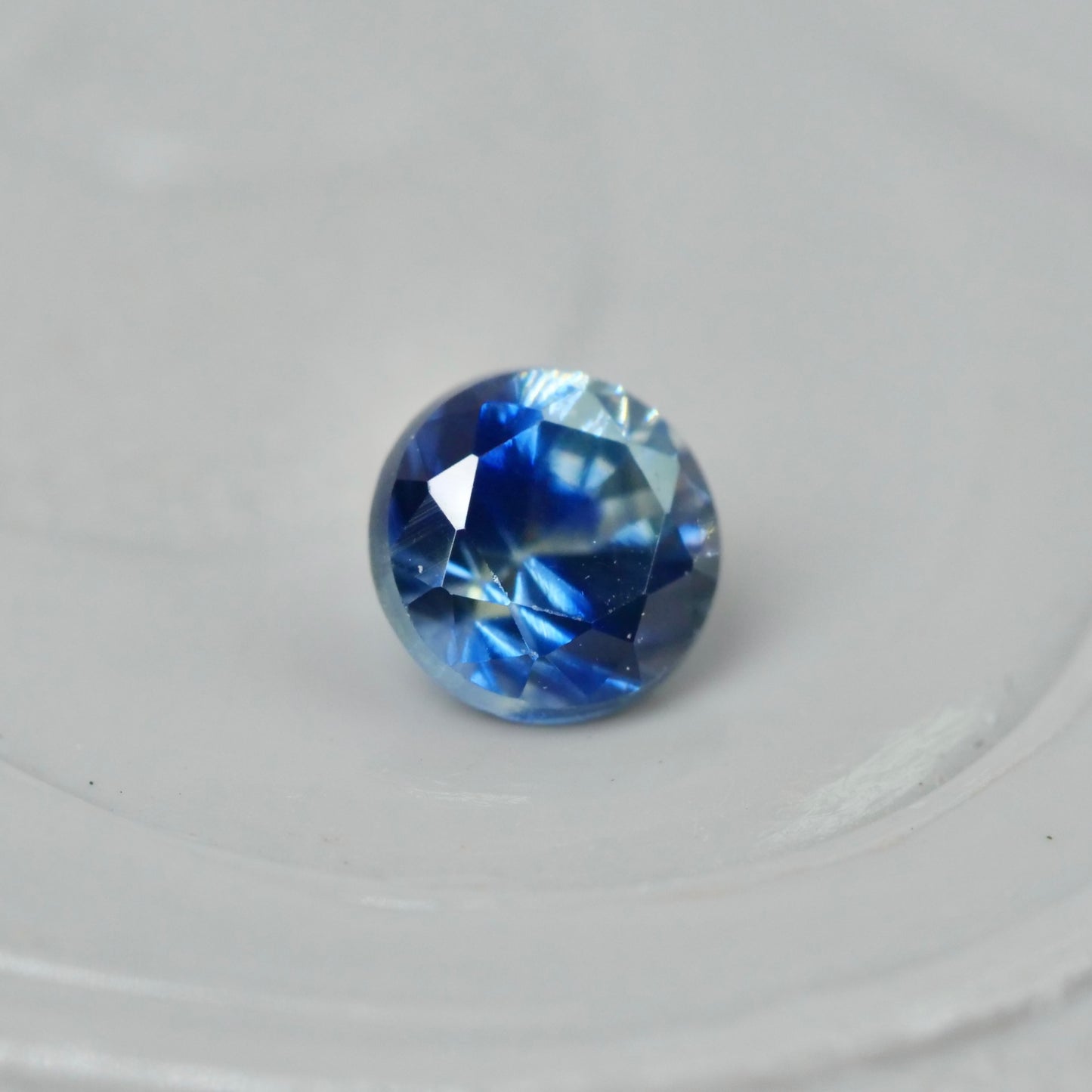 モンタナサファイア 0.12ct ラウンドカット 3.0mm×3.0mm×1.9mm【MJ2958】