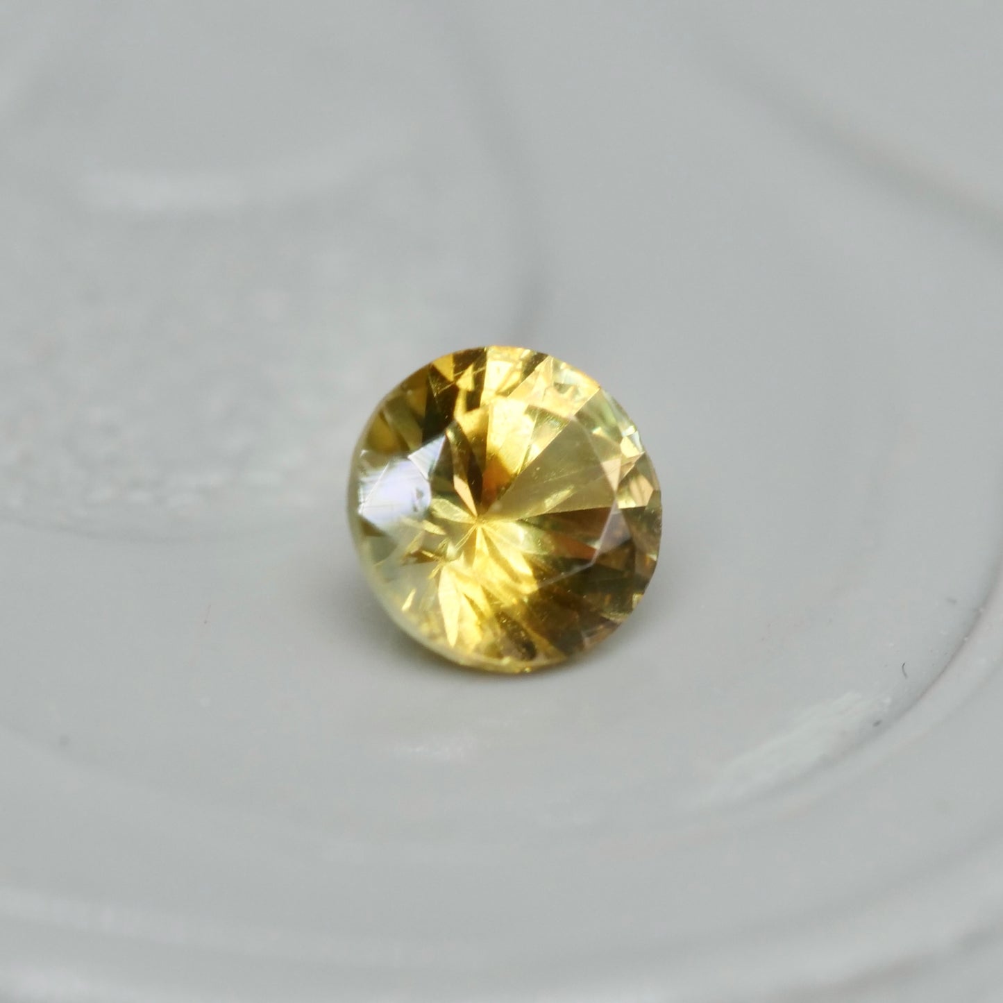 モンタナサファイア 0.12ct ラウンドカット 3.0mm×3.0mm×1.8mm【MJ2957】