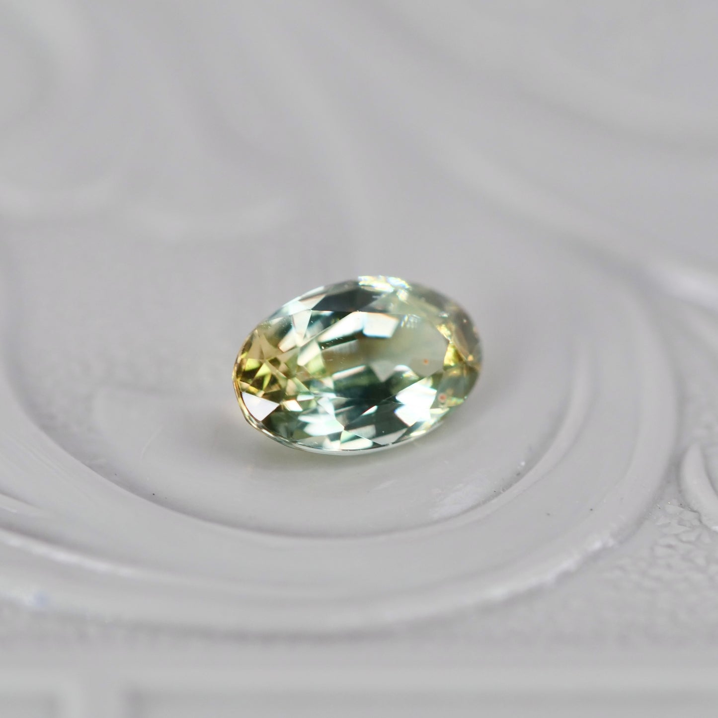 モンタナサファイア 0.40ct オーバルカット 5.3mm×3.5mm×2.4mm【MJ2956】
