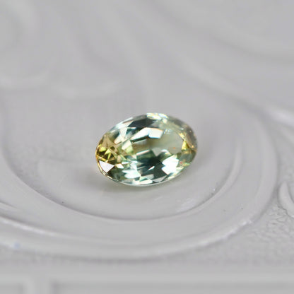 モンタナサファイア 0.40ct オーバルカット 5.3mm×3.5mm×2.4mm【MJ2956】