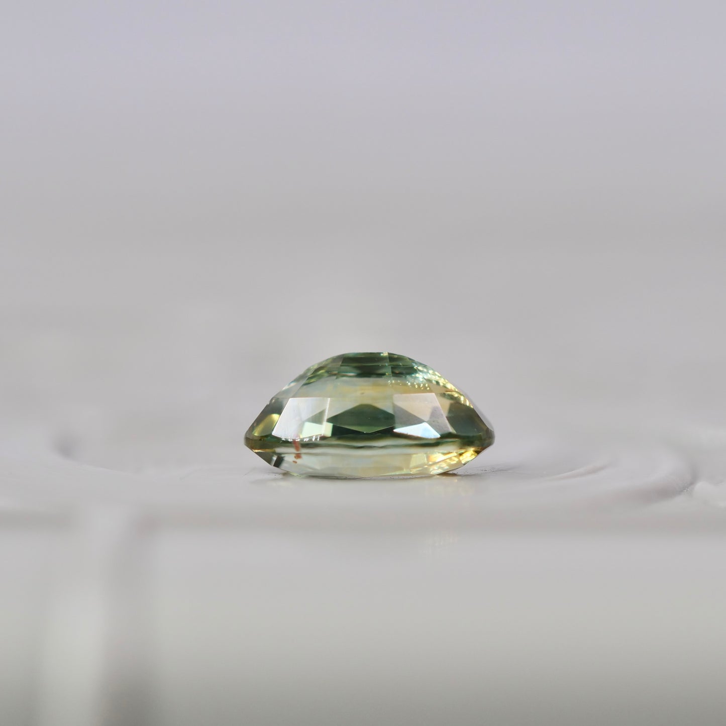 モンタナサファイア 0.40ct オーバルカット 5.3mm×3.5mm×2.4mm【MJ2956】