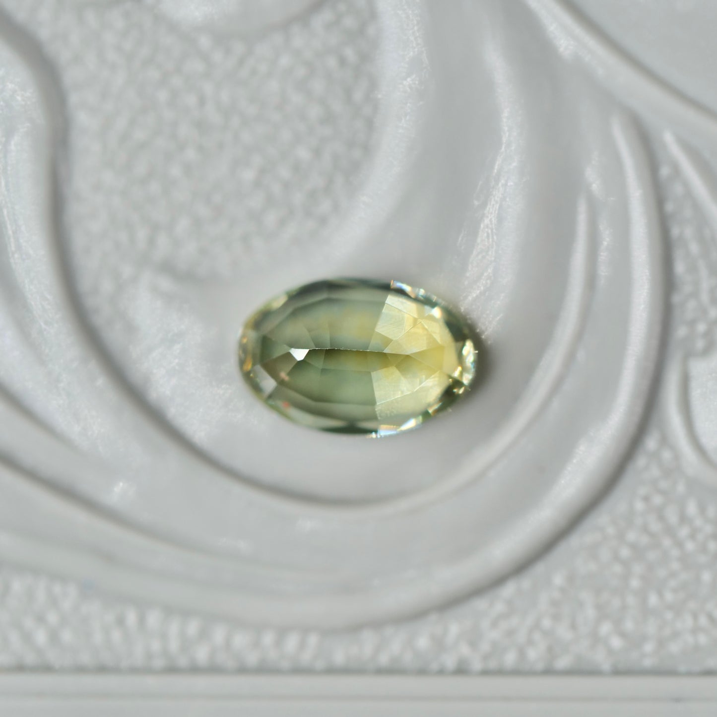 モンタナサファイア 0.40ct オーバルカット 5.3mm×3.5mm×2.4mm【MJ2956】