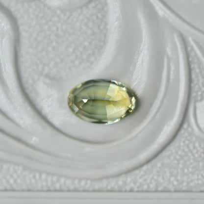 モンタナサファイア 0.40ct オーバルカット 5.3mm×3.5mm×2.4mm【MJ2956】