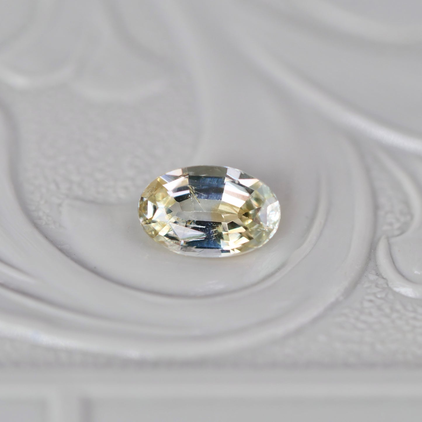 モンタナサファイア 0.29ct オーバルカット 4.8mm×3.0mm×2.1mm【MJ2955】