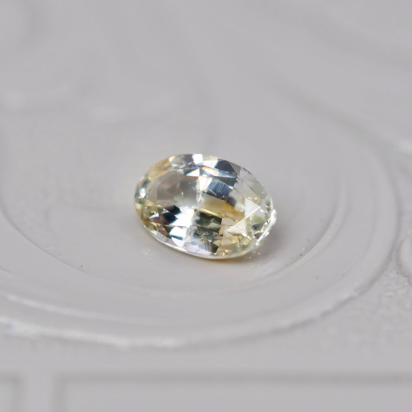 モンタナサファイア 0.29ct オーバルカット 4.8mm×3.0mm×2.1mm【MJ2955】