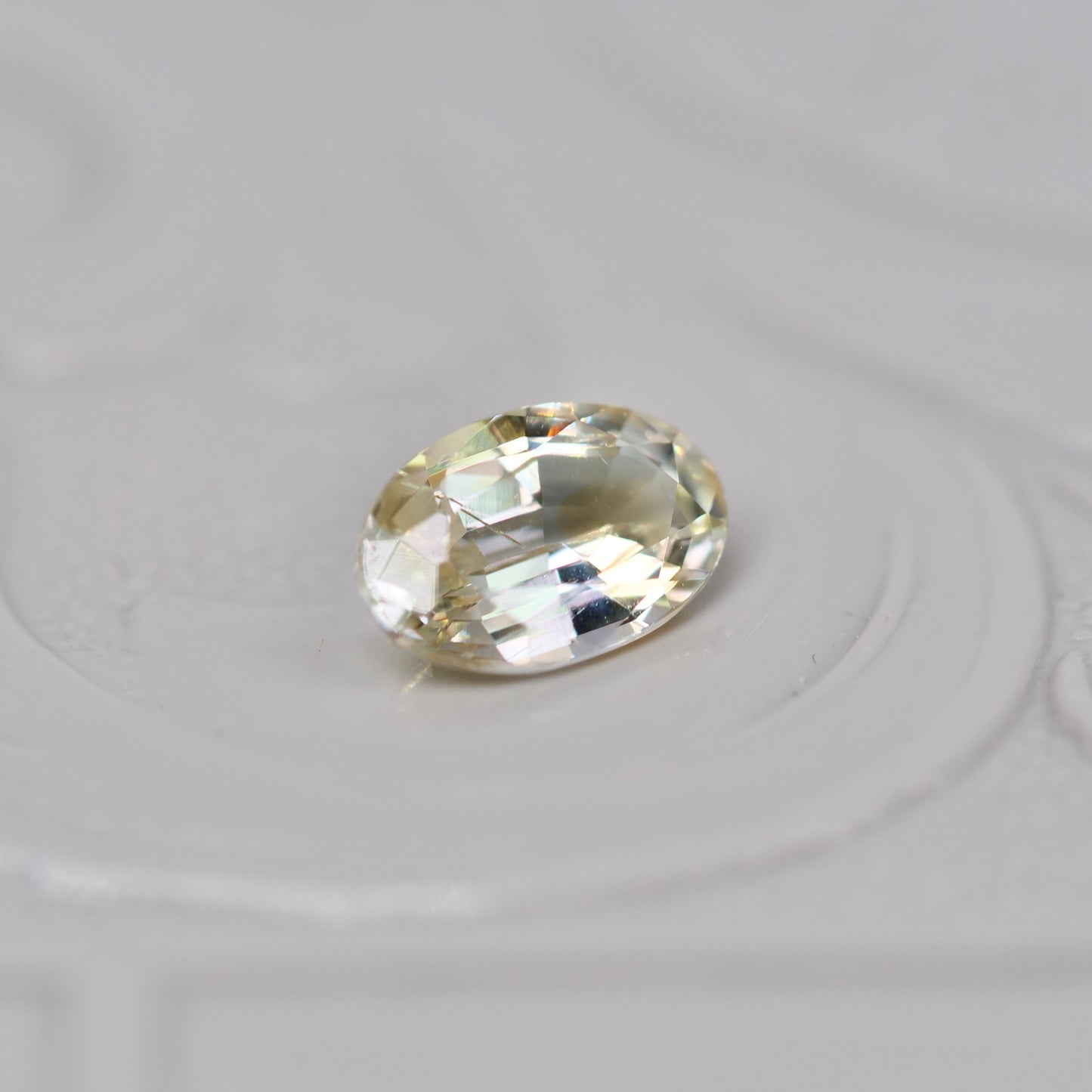 モンタナサファイア 0.29ct オーバルカット 4.8mm×3.0mm×2.1mm【MJ2955】