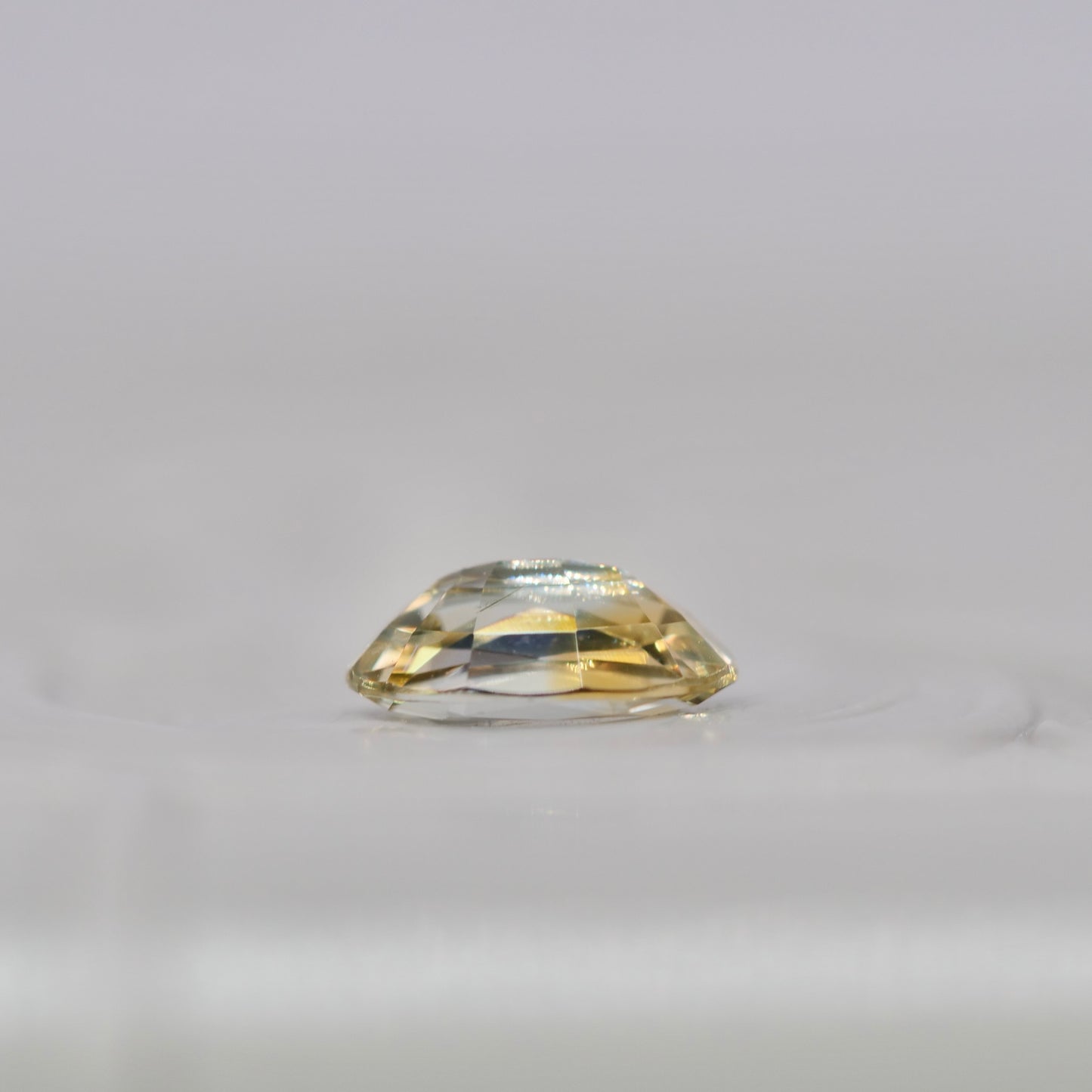 モンタナサファイア 0.29ct オーバルカット 4.8mm×3.0mm×2.1mm【MJ2955】