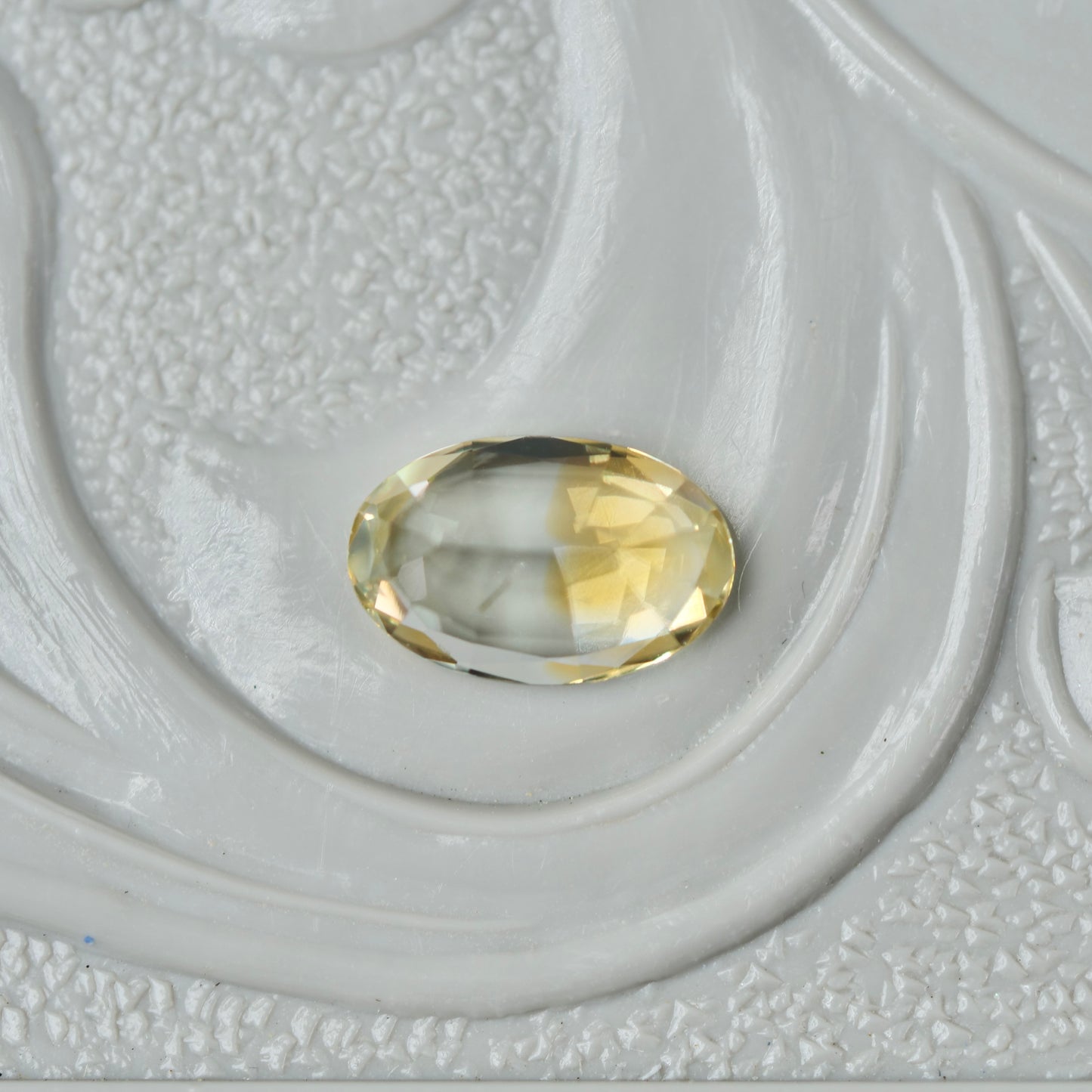 モンタナサファイア 0.29ct オーバルカット 4.8mm×3.0mm×2.1mm【MJ2955】