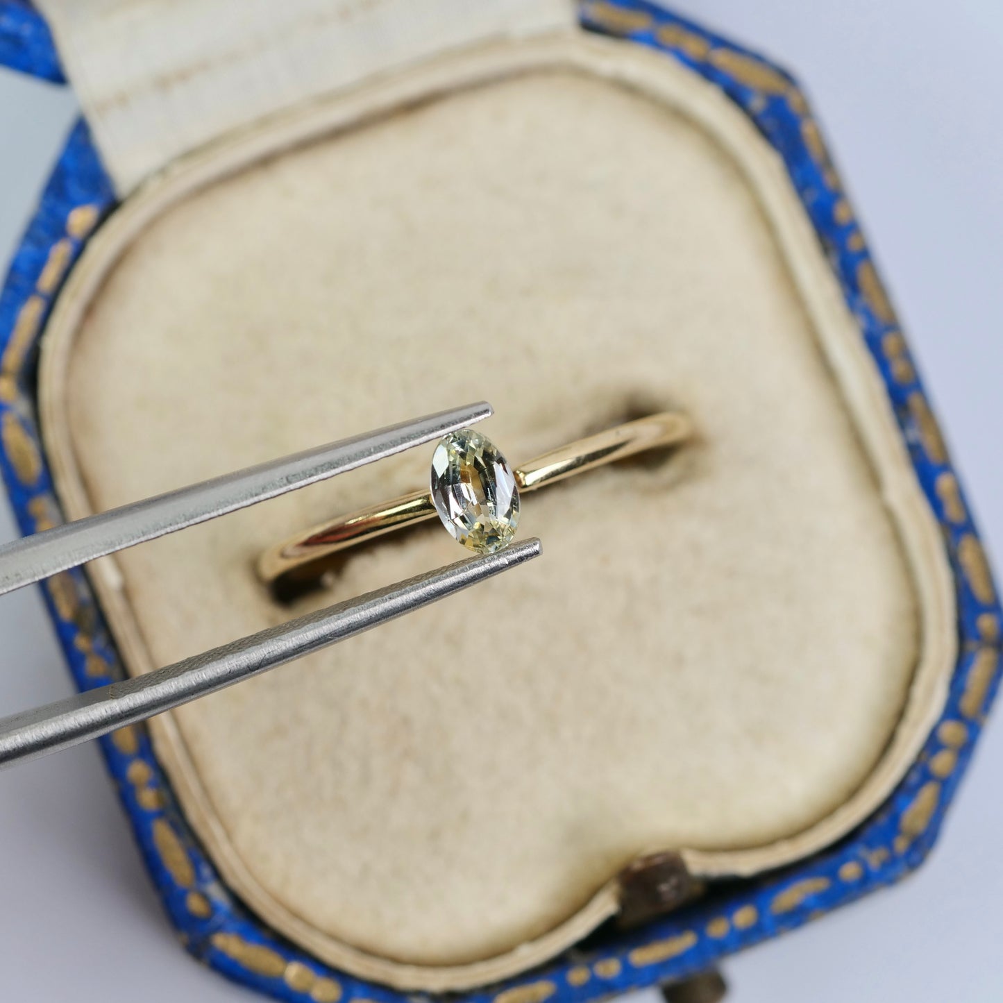 モンタナサファイア 0.29ct オーバルカット 4.8mm×3.0mm×2.1mm【MJ2955】