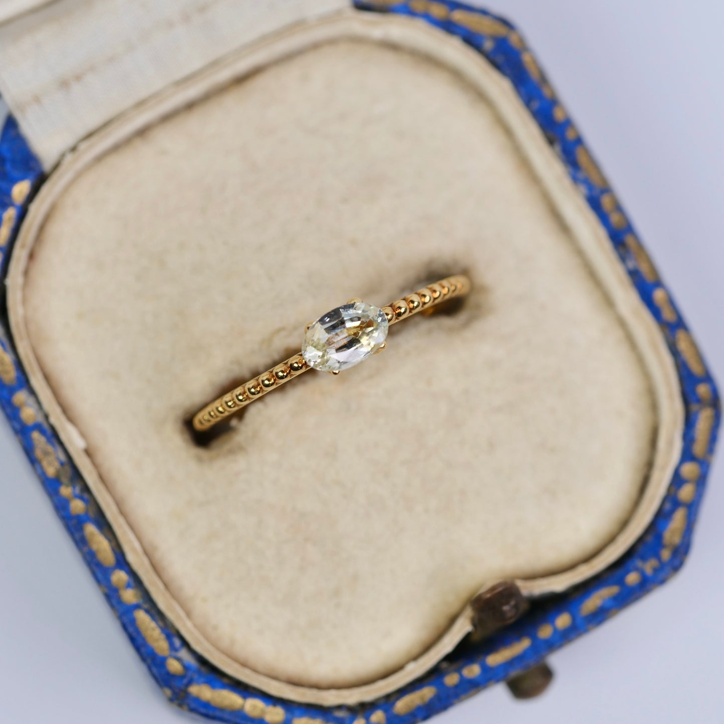 モンタナサファイア 0.29ct オーバルカット 4.8mm×3.0mm×2.1mm【MJ2955】