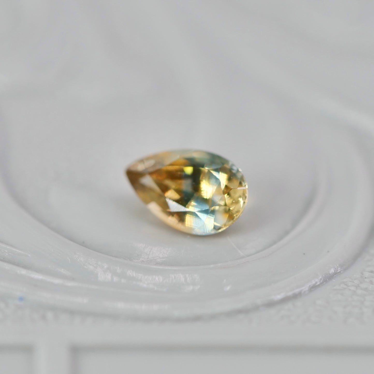 モンタナサファイア 0.27ct ペアシェイプカット 4.9mm×3.0mm×2.2mm【MJ2954】