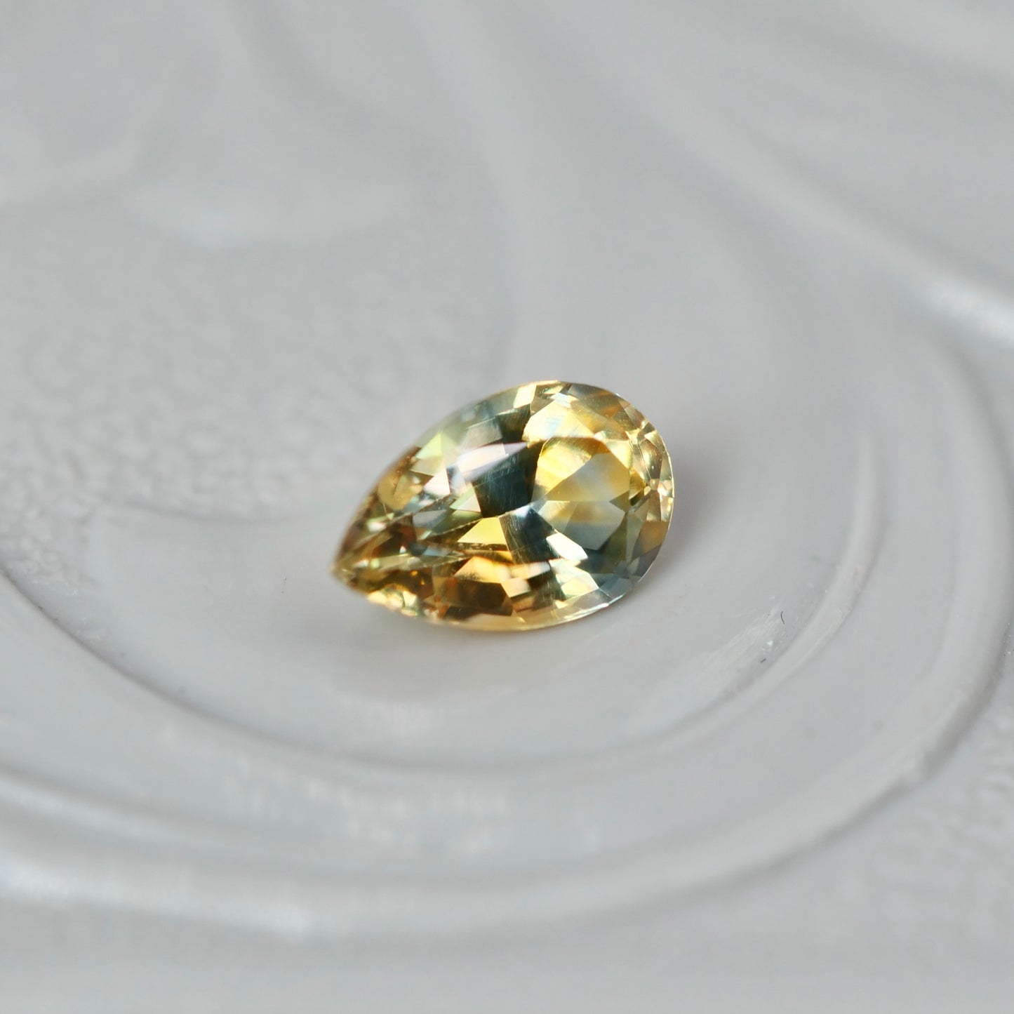 モンタナサファイア 0.27ct ペアシェイプカット 4.9mm×3.0mm×2.2mm【MJ2954】