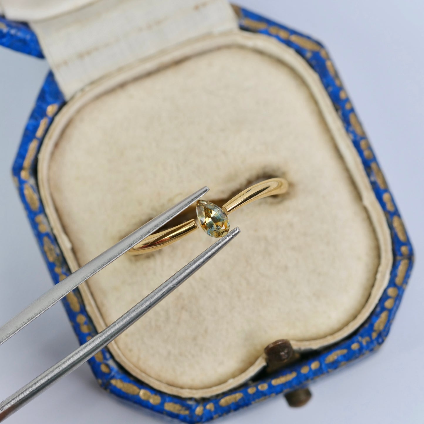 モンタナサファイア 0.27ct ペアシェイプカット 4.9mm×3.0mm×2.2mm【MJ2954】