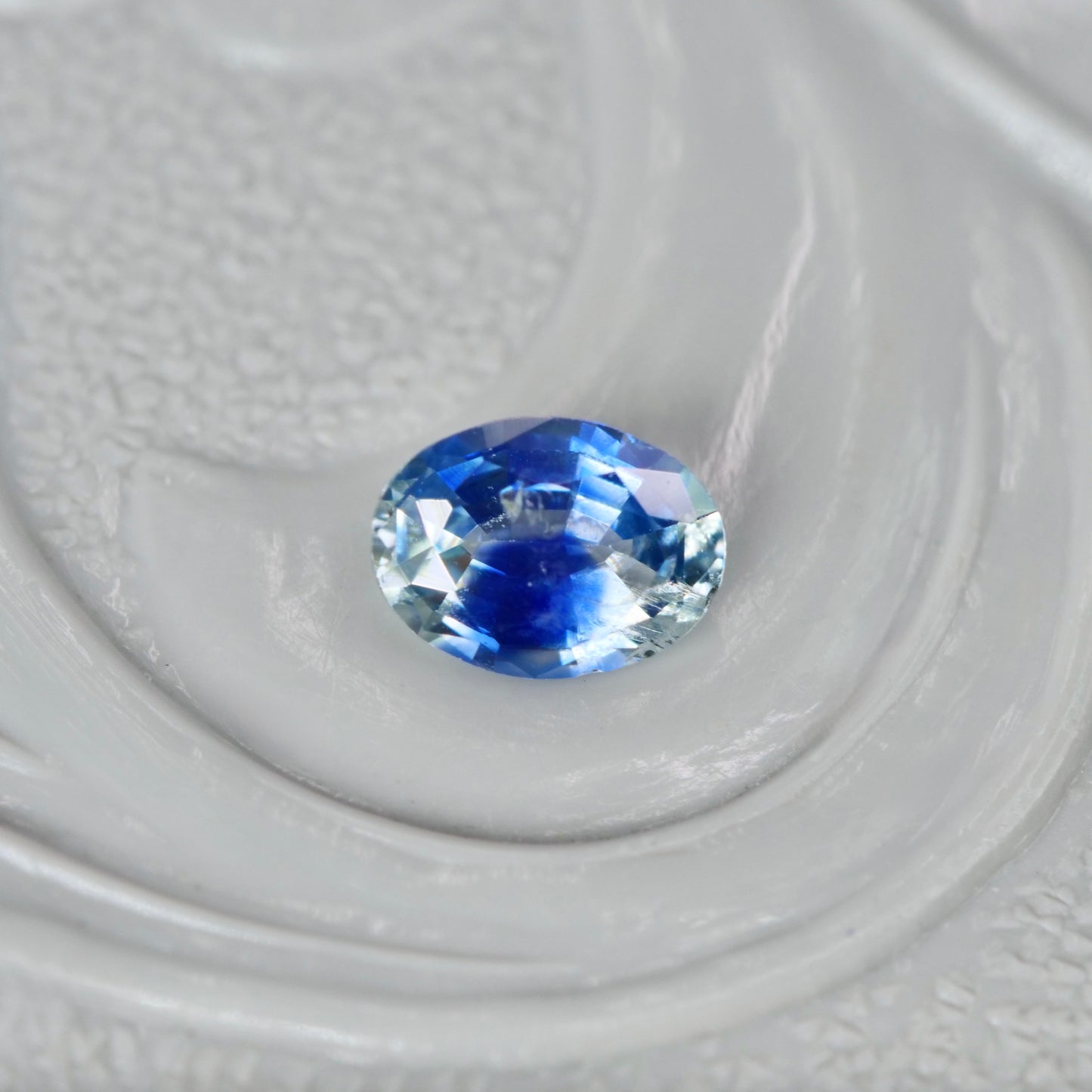 モンタナサファイア 0.19ct オーバルカット 4.0mm×3.1mm×1.7mm【MJ2953】