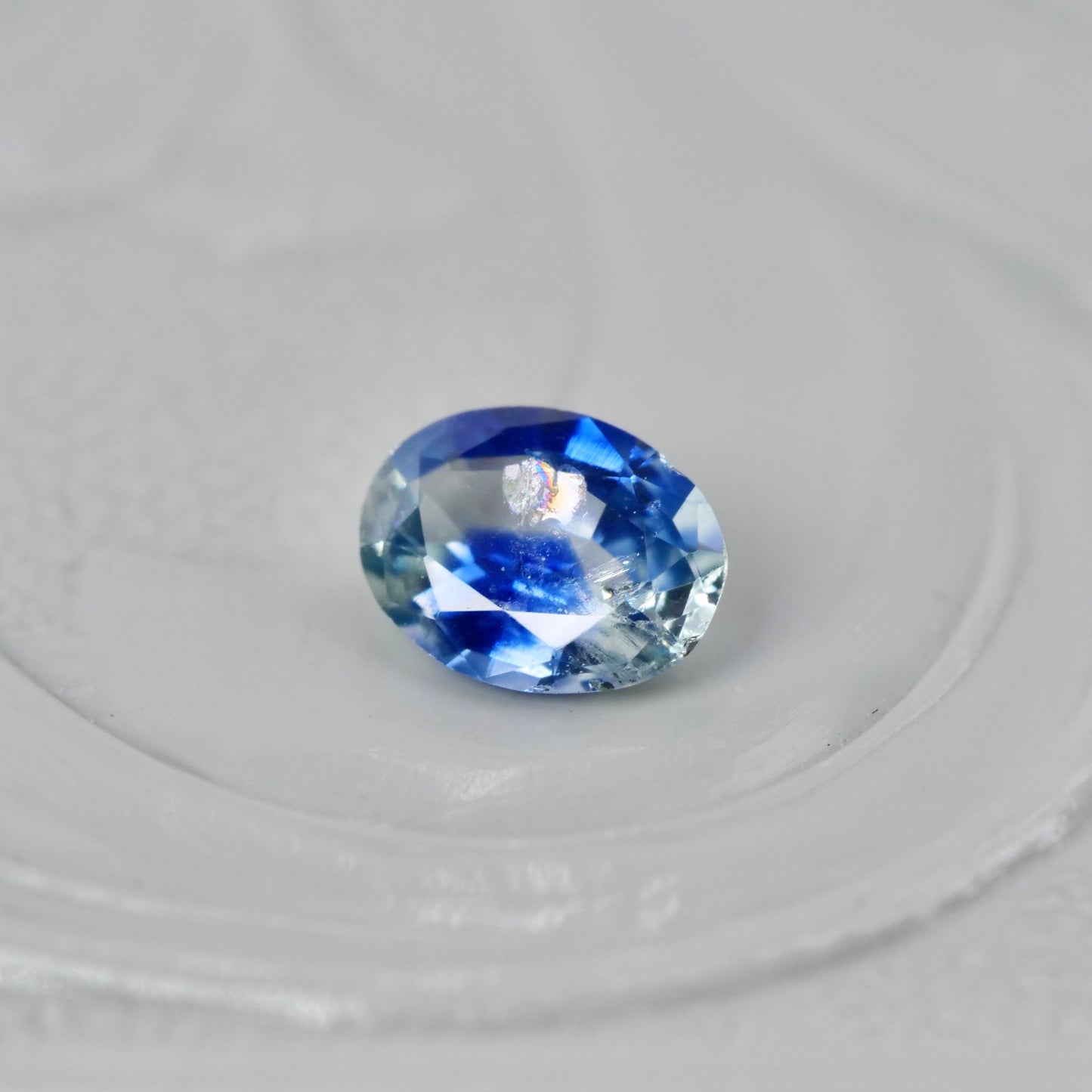 モンタナサファイア 0.19ct オーバルカット 4.0mm×3.1mm×1.7mm【MJ2953】