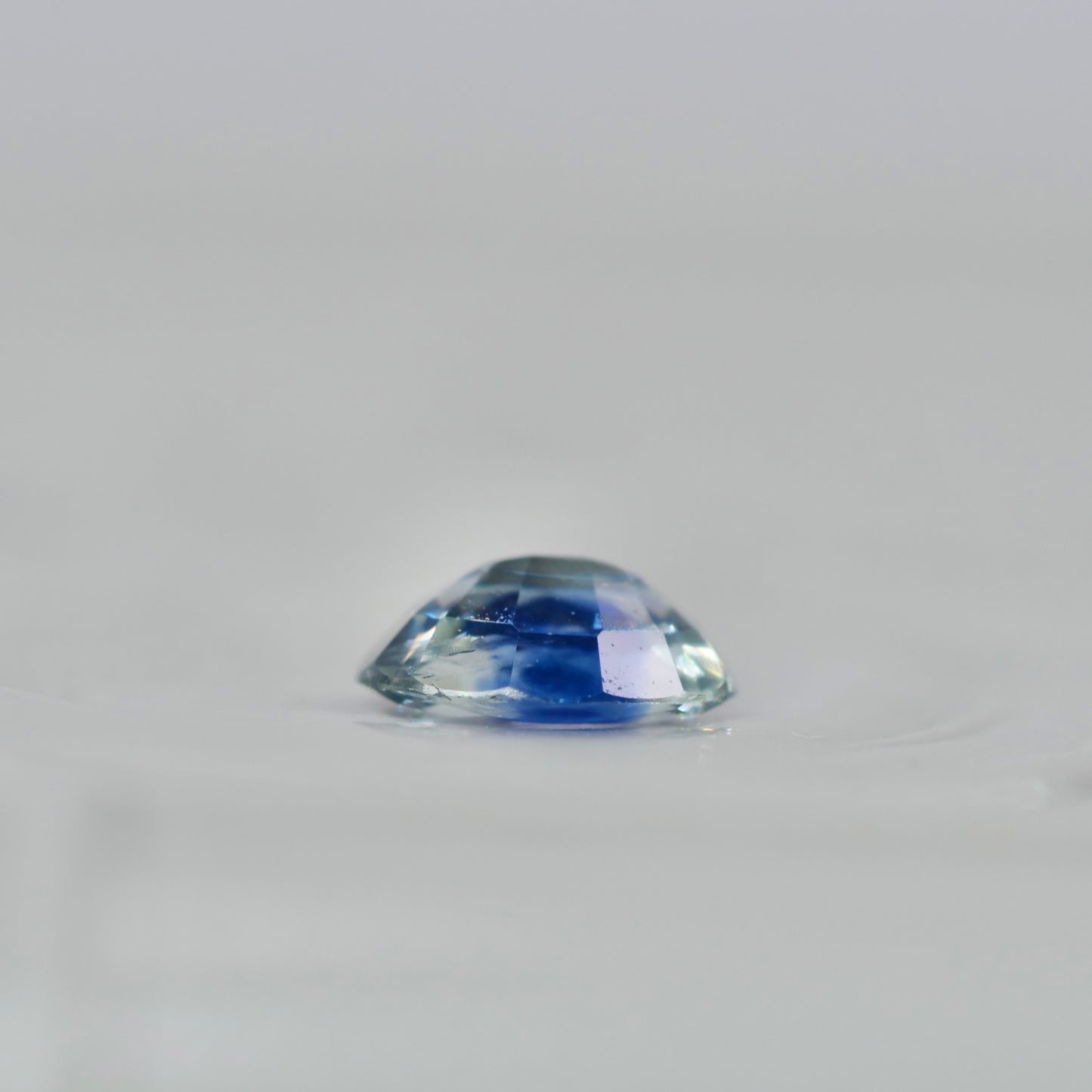 モンタナサファイア 0.19ct オーバルカット 4.0mm×3.1mm×1.7mm【MJ2953】