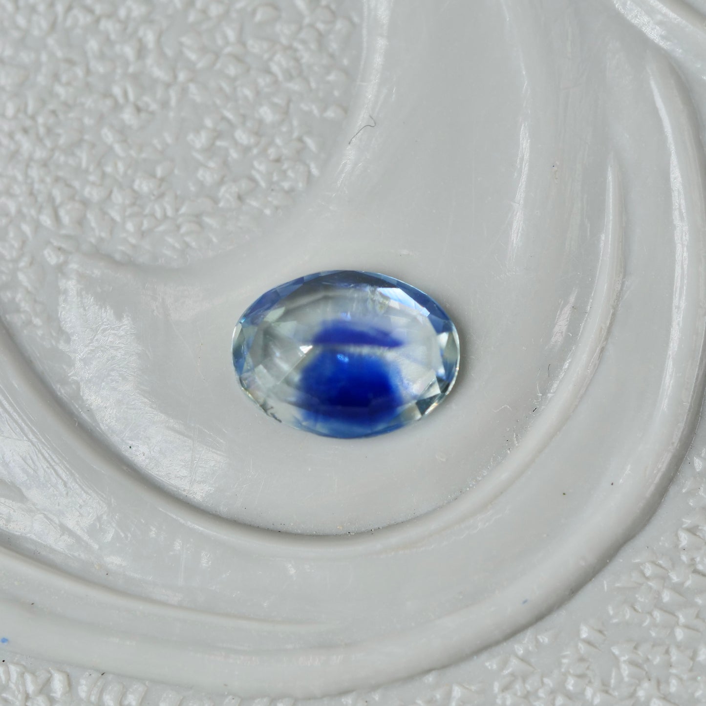 モンタナサファイア 0.19ct オーバルカット 4.0mm×3.1mm×1.7mm【MJ2953】