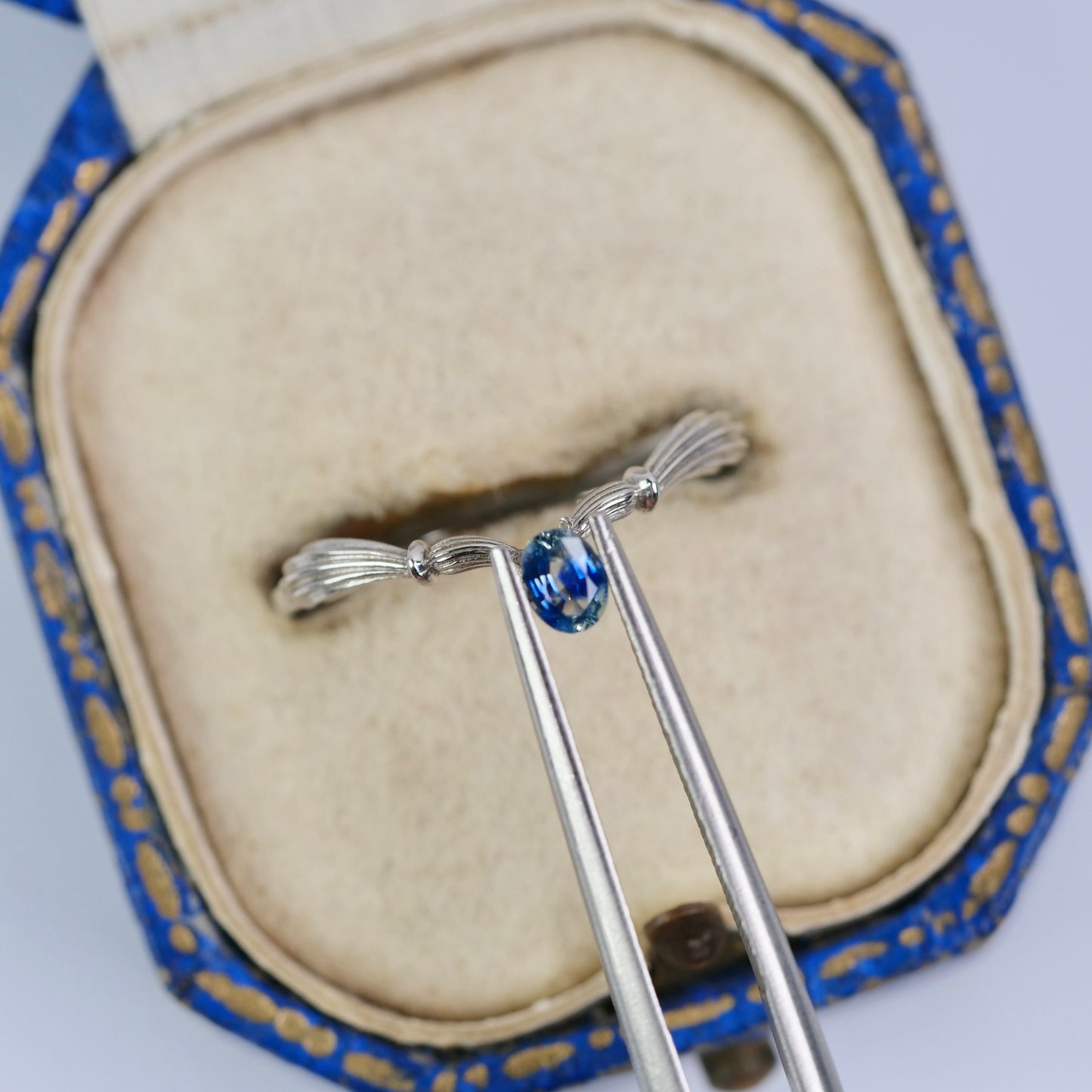 モンタナサファイア 0.19ct オーバルカット 4.0mm×3.1mm×1.7mm【MJ2953】