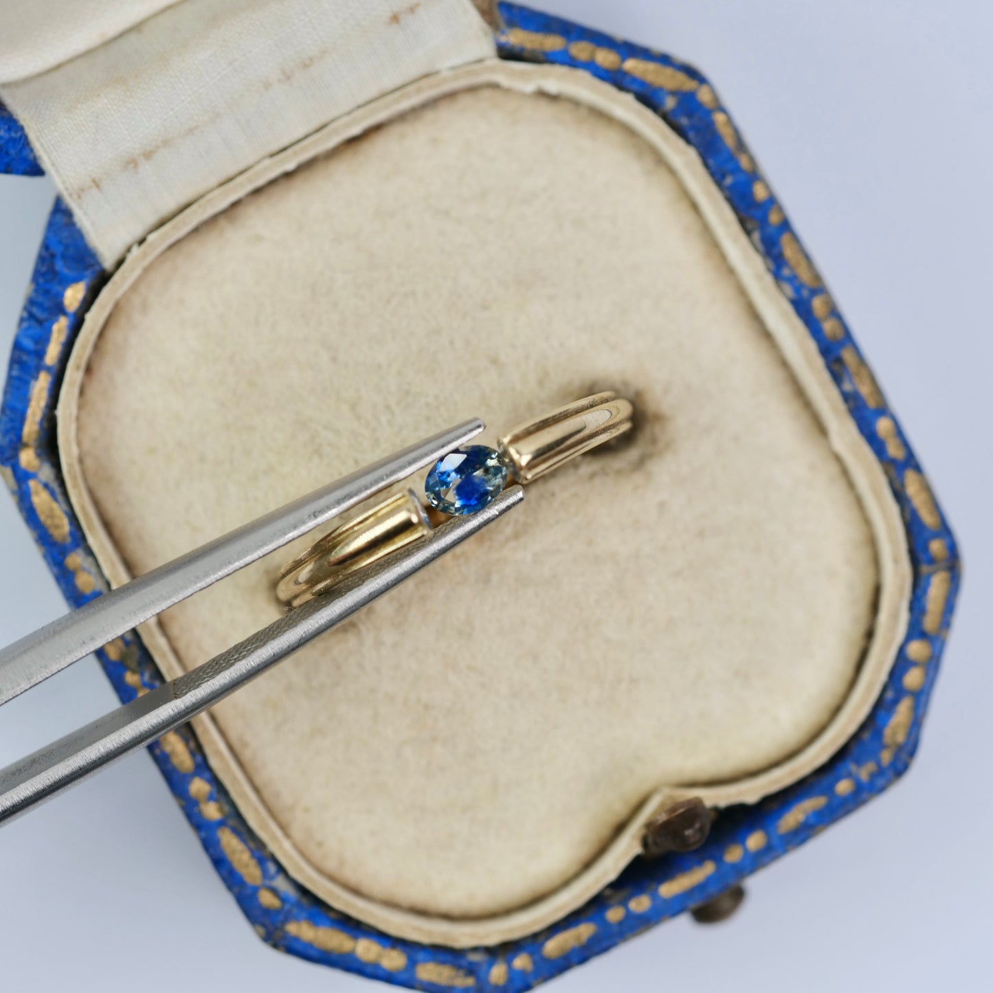 モンタナサファイア 0.19ct オーバルカット 4.0mm×3.1mm×1.7mm【MJ2953】