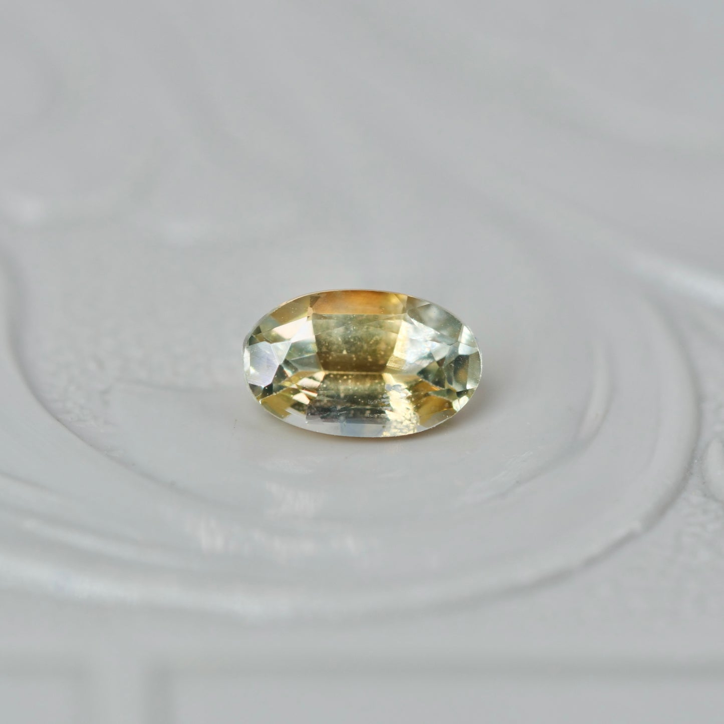 モンタナサファイア 0.36ct オーバルカット 5.4mm×3.4mm×2.1mm【MJ2952】