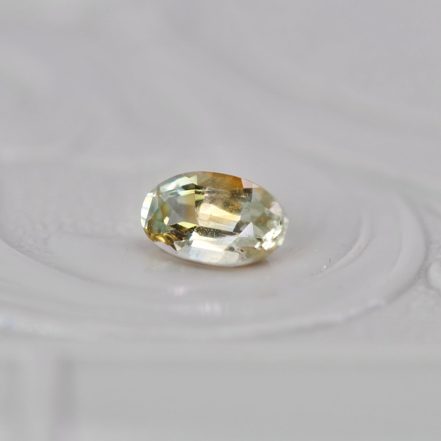 モンタナサファイア 0.36ct オーバルカット 5.4mm×3.4mm×2.1mm【MJ2952】