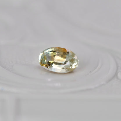 モンタナサファイア 0.36ct オーバルカット 5.4mm×3.4mm×2.1mm【MJ2952】