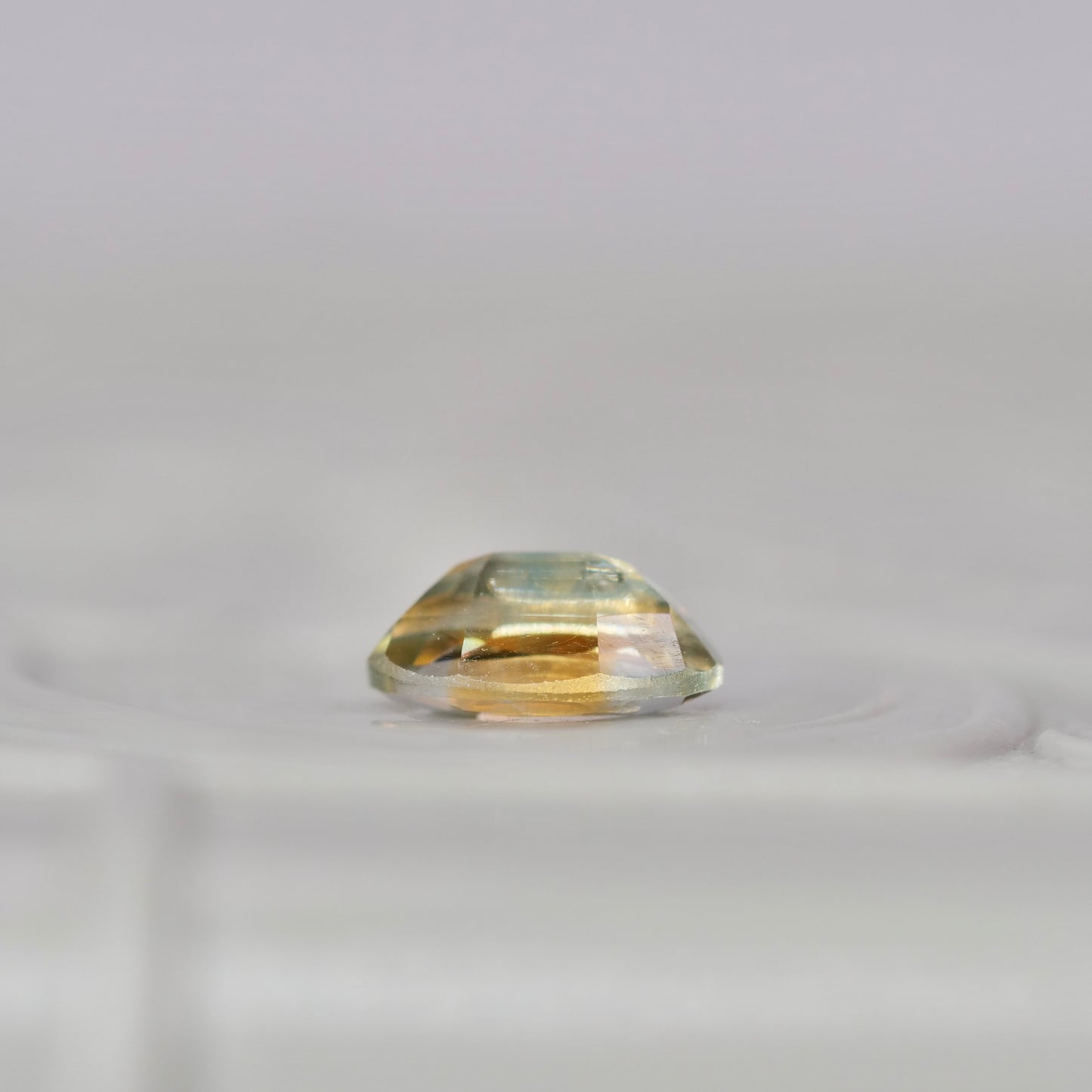 モンタナサファイア 0.36ct オーバルカット 5.4mm×3.4mm×2.1mm【MJ2952】