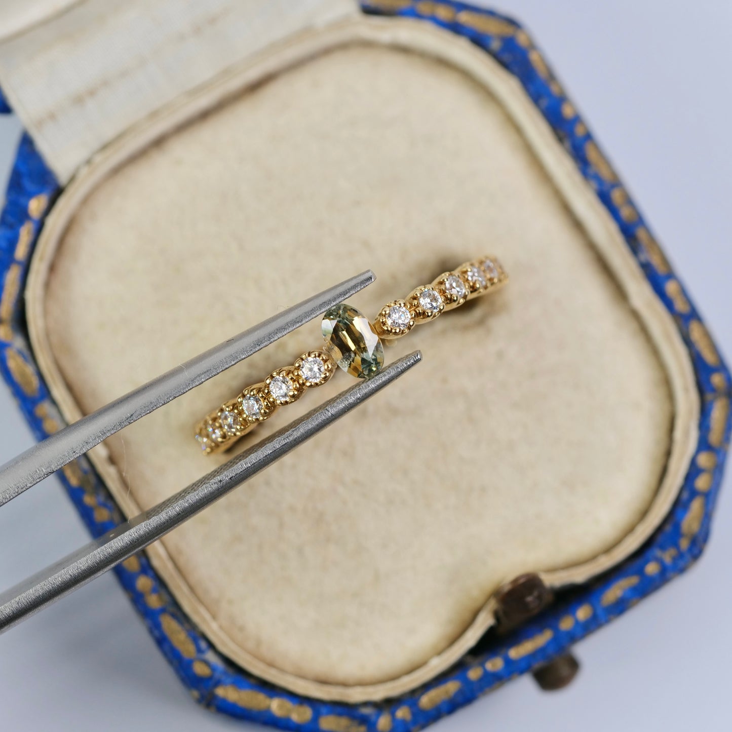 モンタナサファイア 0.36ct オーバルカット 5.4mm×3.4mm×2.1mm【MJ2952】