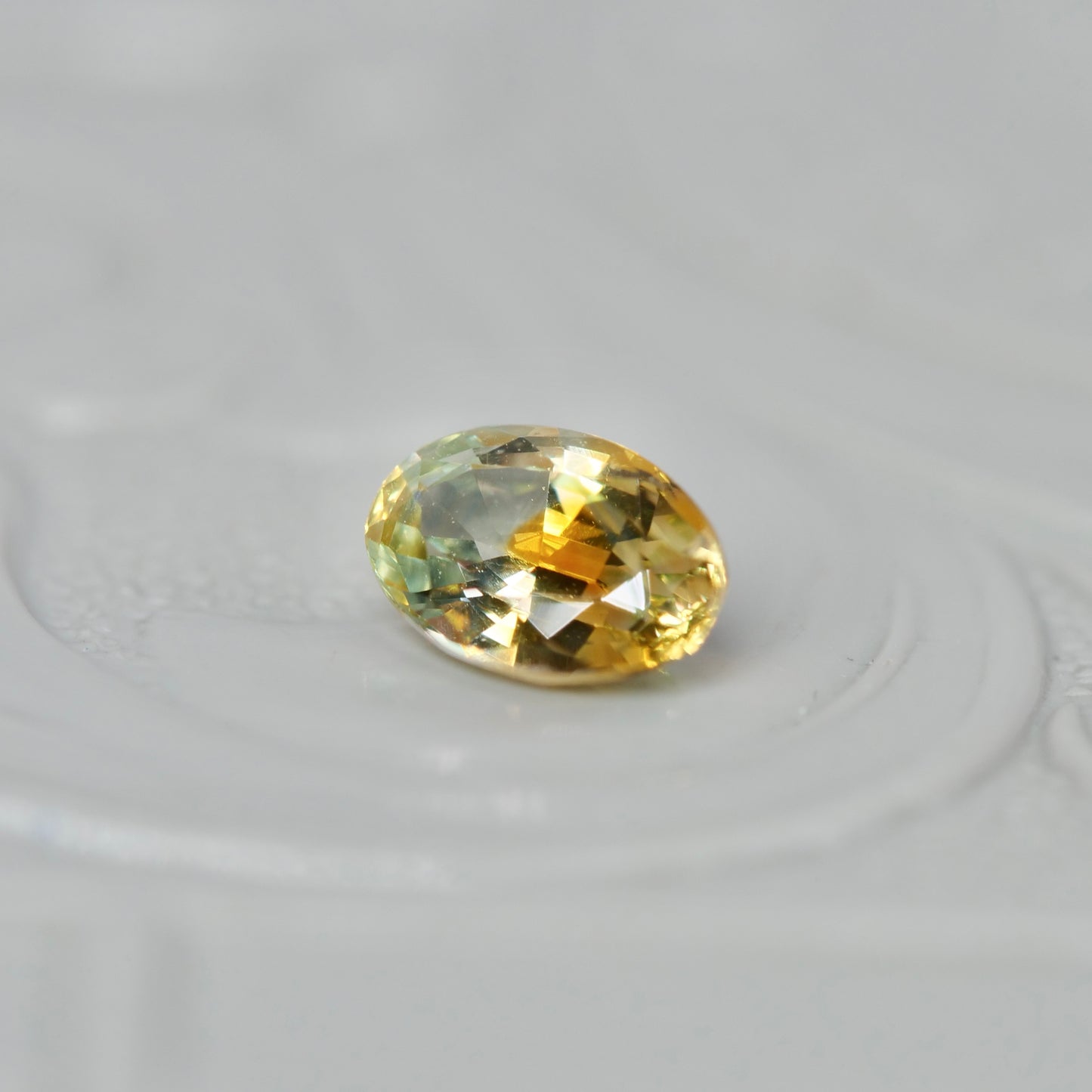 モンタナサファイア 0.46ct オーバルカット 5.4mm×3.6mm×2.5mm【MJ2951】