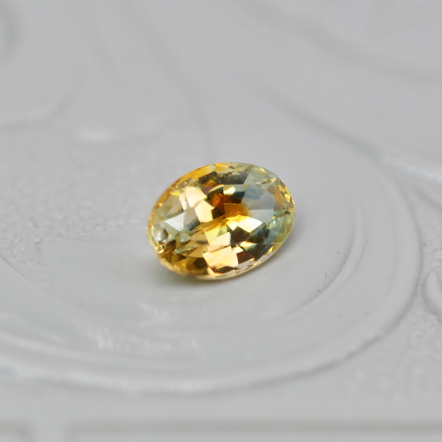 モンタナサファイア 0.46ct オーバルカット 5.4mm×3.6mm×2.5mm【MJ2951】