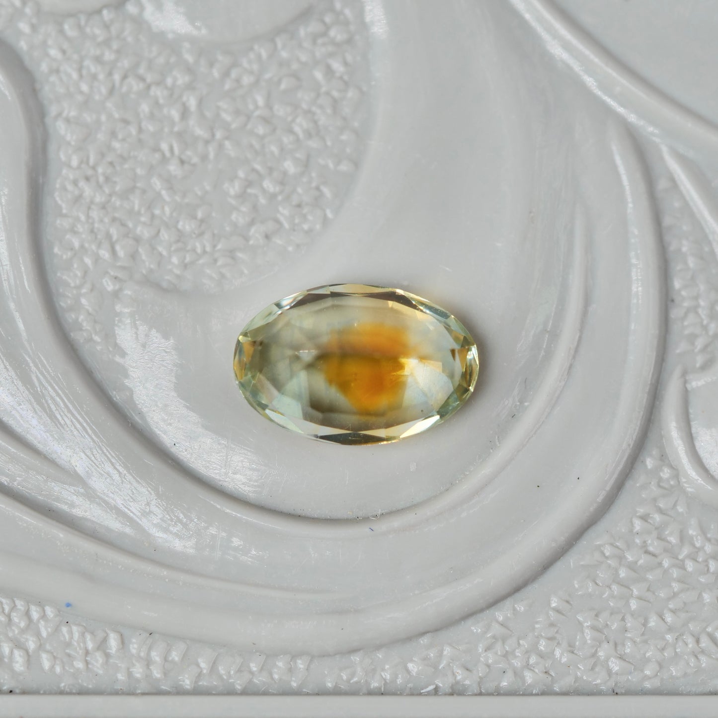 モンタナサファイア 0.46ct オーバルカット 5.4mm×3.6mm×2.5mm【MJ2951】