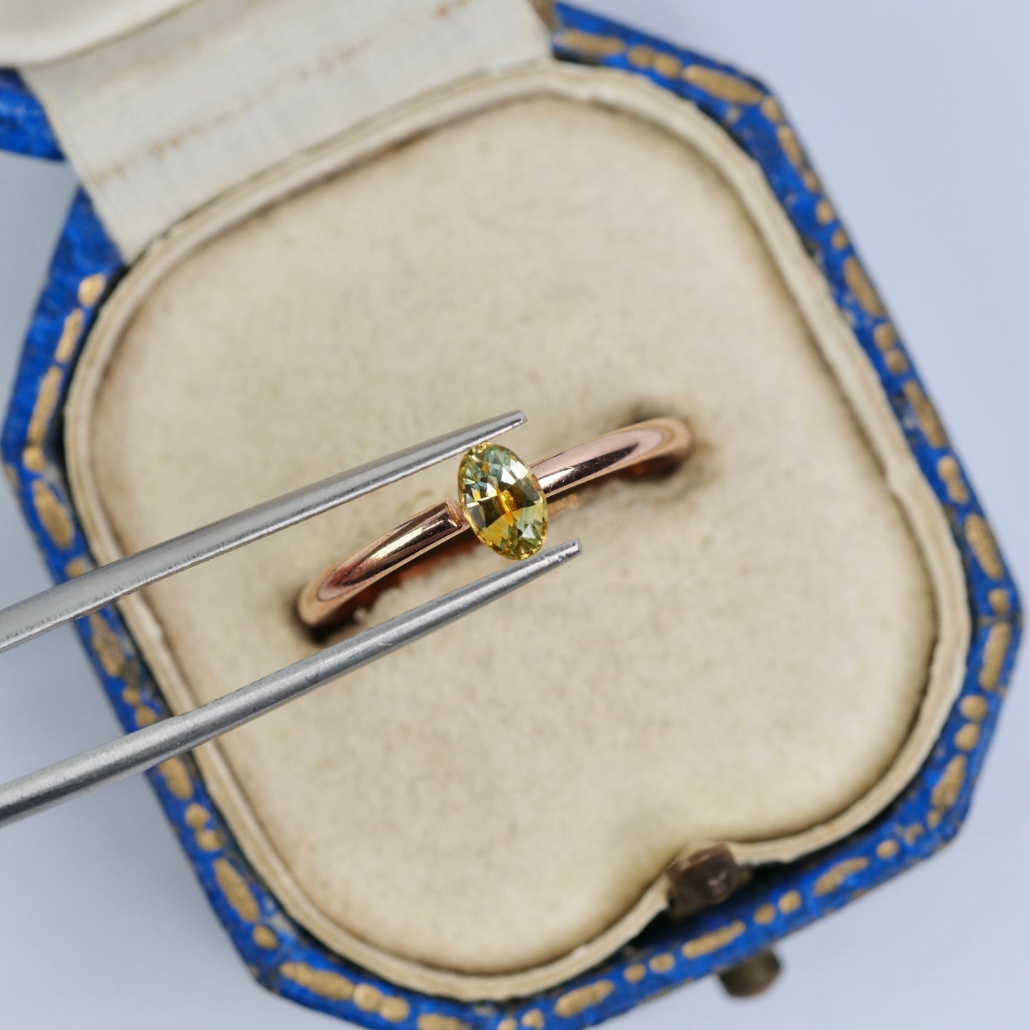 モンタナサファイア 0.46ct オーバルカット 5.4mm×3.6mm×2.5mm【MJ2951】