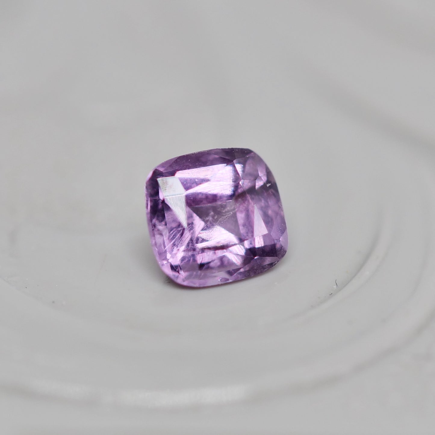スピネル 0.26ct  クッションカット 3.8mm×3.6mm×2.4mm【MJ2964】