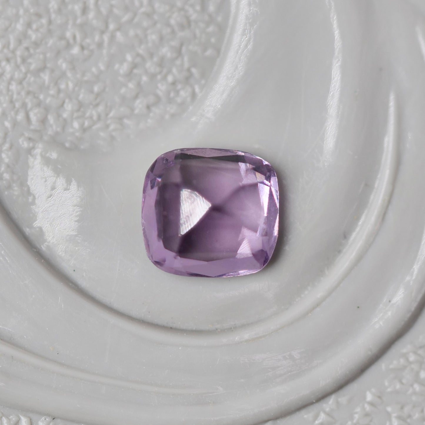 スピネル 0.26ct  クッションカット 3.8mm×3.6mm×2.4mm【MJ2964】