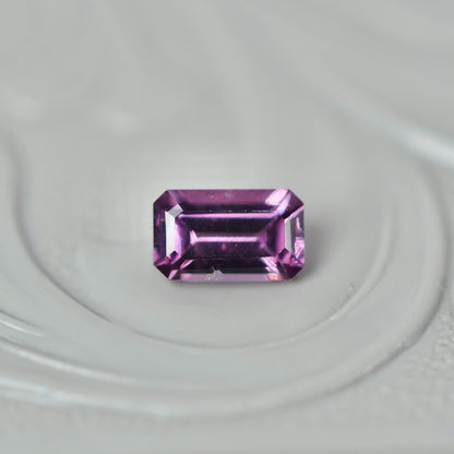 スピネル 0.35ct  エメラルドカット 4.8mm×2.9mm×2.3mm【MJ2965】
