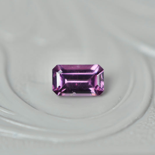 スピネル 0.35ct  エメラルドカット 4.8mm×2.9mm×2.3mm【MJ2965】